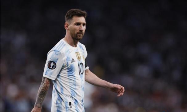 整活儿！杰伦·布朗直播时就脱发问题向詹姆斯取经